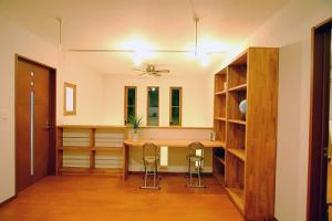 吹抜けに面したファミリースペース。家族で共有できるスペースは自然と笑顔が溢れます。カウンターや棚を造りつけて使いやすいように工夫しました。