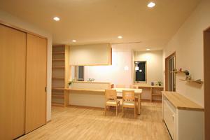 すべすべとした肌触りと木の温もりが心安らぐラバーウッド無垢フロア。珪藻土の壁に包まれた天然素材たっぷりの室内です。