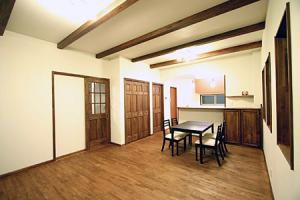 梁を現した伸びやかなＬＤＫ。肌触りが気持ちいいラバーウッド無垢フロアーと重厚感ある無垢ドア。無垢材に包まれた暮らしは住む人の心を穏やかにしてくれます。