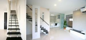 白と黒のコントラストがかっこいいモダンなリビング。インテリア性の高いアルミストリップ階段は存在感があります。