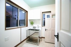 玄関の横には、愛犬のためのお風呂付スペースを設けました。室内からも出入りでき、大切な“家族の一員”をいつも身近に感じられます。