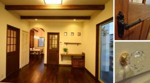 1Ｆは耐久性に優れ、衝撃力に強いアカシアフロアー。2Ｆは、ラバーウッド無垢床を使用しました。クリスタルやアンティークのハンドルでドアノブにもこだわりました。