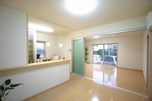 ナチュラルで優しい色合いの１ＦＬＤＫ。フレキシブルに利用可能なスクリーンパーテーションは閉めても圧迫感がなく、部屋を仕切れます。