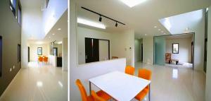 ホワイト×ブラックで統一された室内。ご主人自慢の書斎と繋がる吹抜天井からは、温かい陽ざしが差し込み明るい空間です。