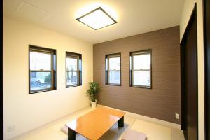 壁一面の色を変えてアクセントを効かせた現代的な和の空間。