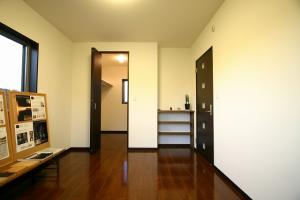 主寝室は、ブラウンの床材に。大人の空間が完成しました。