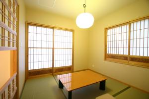 おじいちゃんの思いが込められた手づくりの格子戸。障子は取り外しできるので、夏は風が通って心地いいんです。