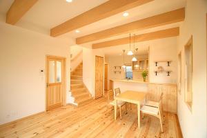 珪藻土塗り壁&梁現しのＬＤＫ。思わずゴロンと寝そべりたくなる、板目のきれいなボルドーパインの浮造り無垢フロアー。
使うほどに味わい深くなる無垢ドア。
月日が経つ程に風合いよく変化してくるのは、無垢材ならではの良さです。