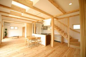 吹き抜けの窓から陽ざしがたっぷりと差し込む、開放感溢れるＬＤＫ。
板目のキレイなボルドーパイン無垢フロア。