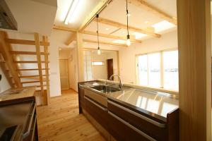 シンクと調理機器を並列したキッチン。動線が少なくすみ、作業がはかどります。