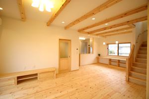 暮らしに素材感をたっぷりと詰め込んだ、背伸びしたくなる気持ちのいい室内。家族が思い思いに過ごせるよう、カウンターを造り付けました。
(床:パイン無垢材、壁：天然素材の塗り壁)