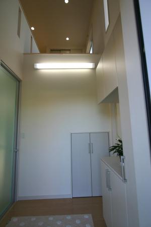 玄関を入ると開放感溢れる吹抜け空間。
お客様を迎える大事な空間が天井高く
明るいと、それだけで素敵なおもてなしに。