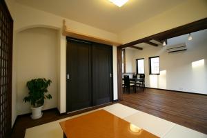 格子戸で仕切る和室。
３枚引込戸なので、オープンにした際にはリビングと一体感し、大空間が生まれます。