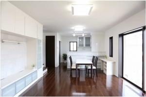 床材は、傷やへこみに強く、
ﾜｯｸｽがけのいらない、
お手入れｶﾝﾀﾝの高性能ﾌﾛｱｰを採用。
仕上げ材は、多孔質な天然塗壁材。
調湿･消臭効果に優れ、さらに
ｸﾗｯｸにも強く、耐水性も高いんです。