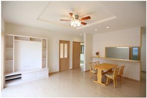 擦り傷･へこみ傷に強く、
ワックス掛けのいらない
お手入れ簡単の高性能フロアを採用したＬＤＫ。
意匠性のある、折り上げ天井仕上げ。
ナチュラルカラーでコーディネートした、やわらかい色合いの室内。