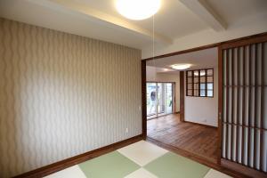 クロスの貼り分けと縦格子戸で仕上げた和モダン空間。
小上がりになった畳スペースは、下部が引出し収納に。ちょっとしたスペースも見逃さない、嬉しい収納術です。