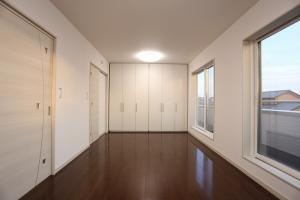 お子様がびのび遊べる、広々プレイルーム。
ムーブクロークは、ライフスタイルに合わせてお部屋を自在に仕切れる優れものです。