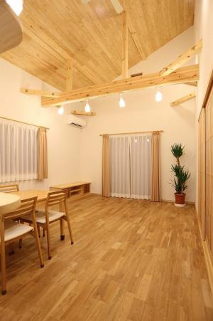 吹抜天井で開放感溢れるＬＤＫ。
梁や束といった構造材を現し、
ダイナミックさもプラス。
２階に居ても家族の気配が
感じられます。