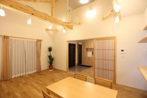 床材は『ナラ(オーク)無垢フロアー』。
仕上げ材は、多孔質な天然塗り壁材。
床・建具・梁共にナチュラルテイスト。