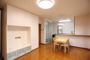 形状にこだわり、収納力をプラスした
オリジナルのＴＶ台。
ずっと使うものだから、デザイン・使いやすさには、とことんこだわりました。