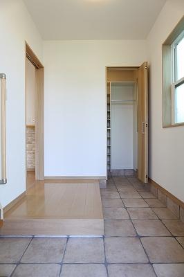 玄関を開けると土間がL型に広がり、
使いやすい空間に。