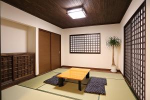 和室は板張り天井仕上げで、どこか懐かしく落ち着く空間に。
壁は天然素材の塗り壁。
リビングとの続き間にしても雰囲気
バッチリな趣き。