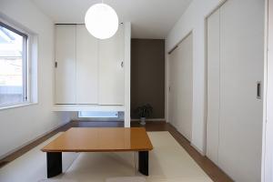 ホワイトの建具ですっきりとした、モダンな和室。独立した空間だからこそ、おじいちゃん・おばあちゃんもゆっくりお泊り。