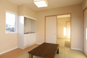 ミニキッチンのあるセカンドリビング。
程よい距離感を保ちながら安心して暮らせる二世帯プラン。
もうひと間続く、広い親世帯空間です。